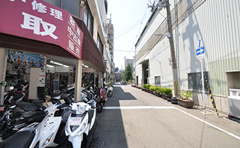 街並み(バイク屋)